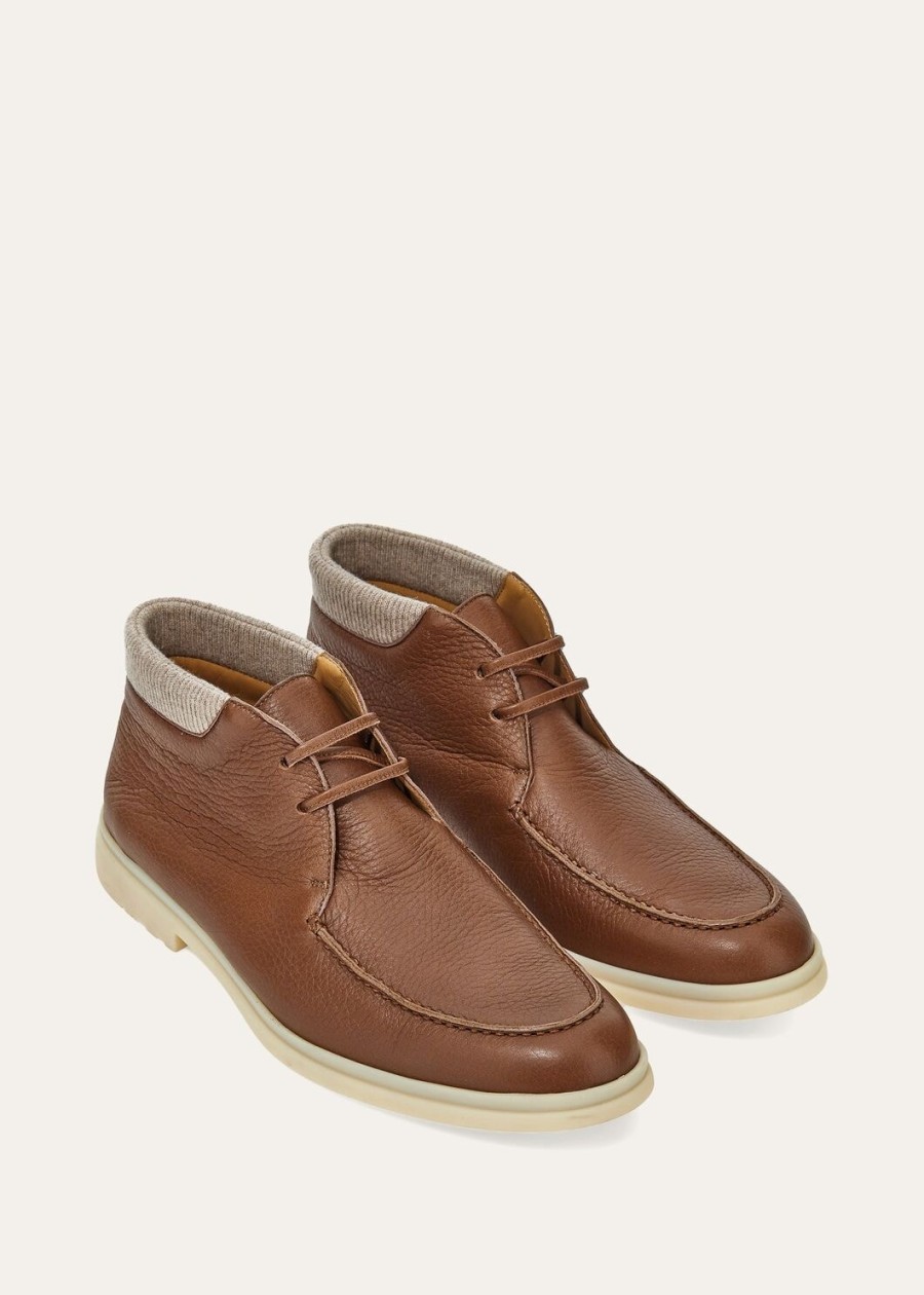 wandel- en wandelschoenen van hertenleer in kastanjebruine kleur.
