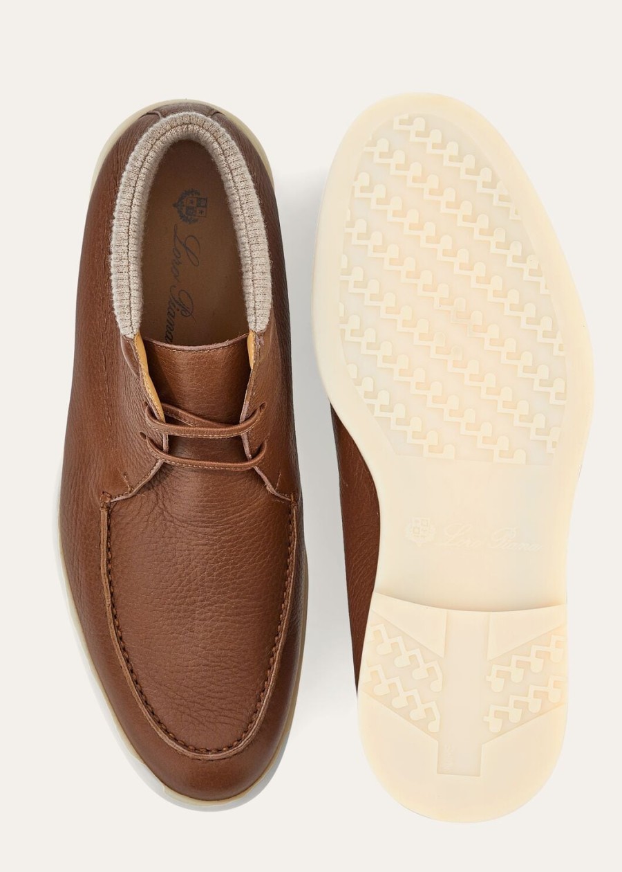 wandel- en wandelschoenen van hertenleer in kastanjebruine kleur.