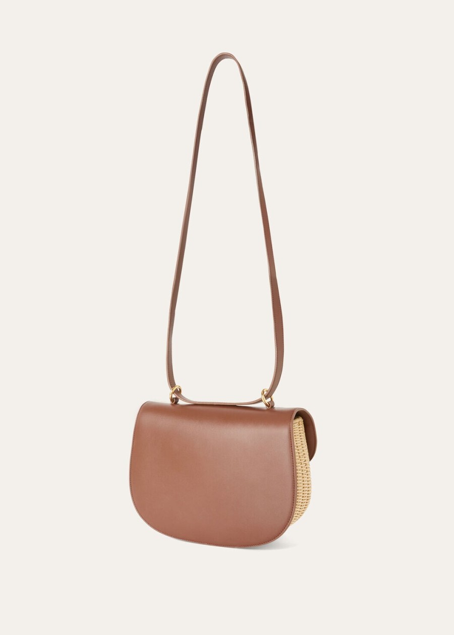middelgrote rieten tas met ring van moutschors.