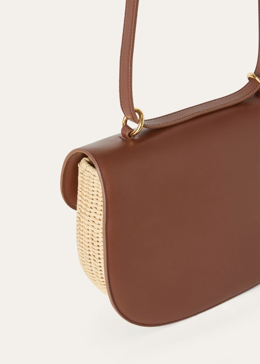 middelgrote rieten tas met ring van moutschors.