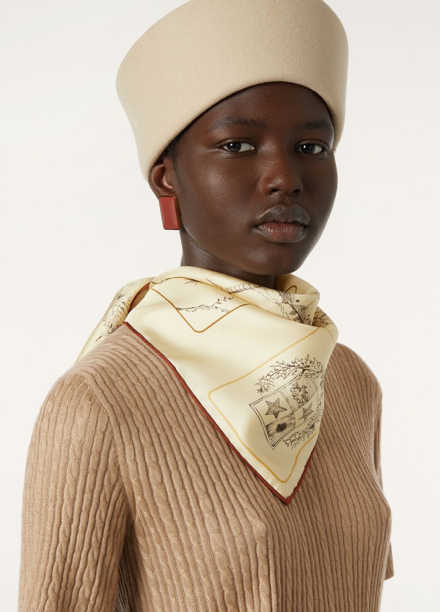 traditionele zijden foulard in lichtgeeldonkerbruinkummel