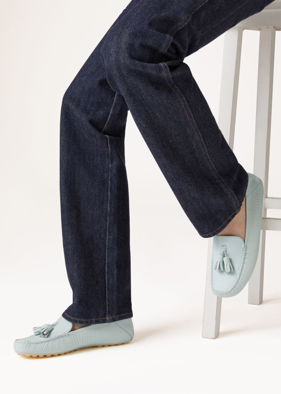 mocassins van hagedissenleer met stippenzool in de kleur azuurblauw en saffier.