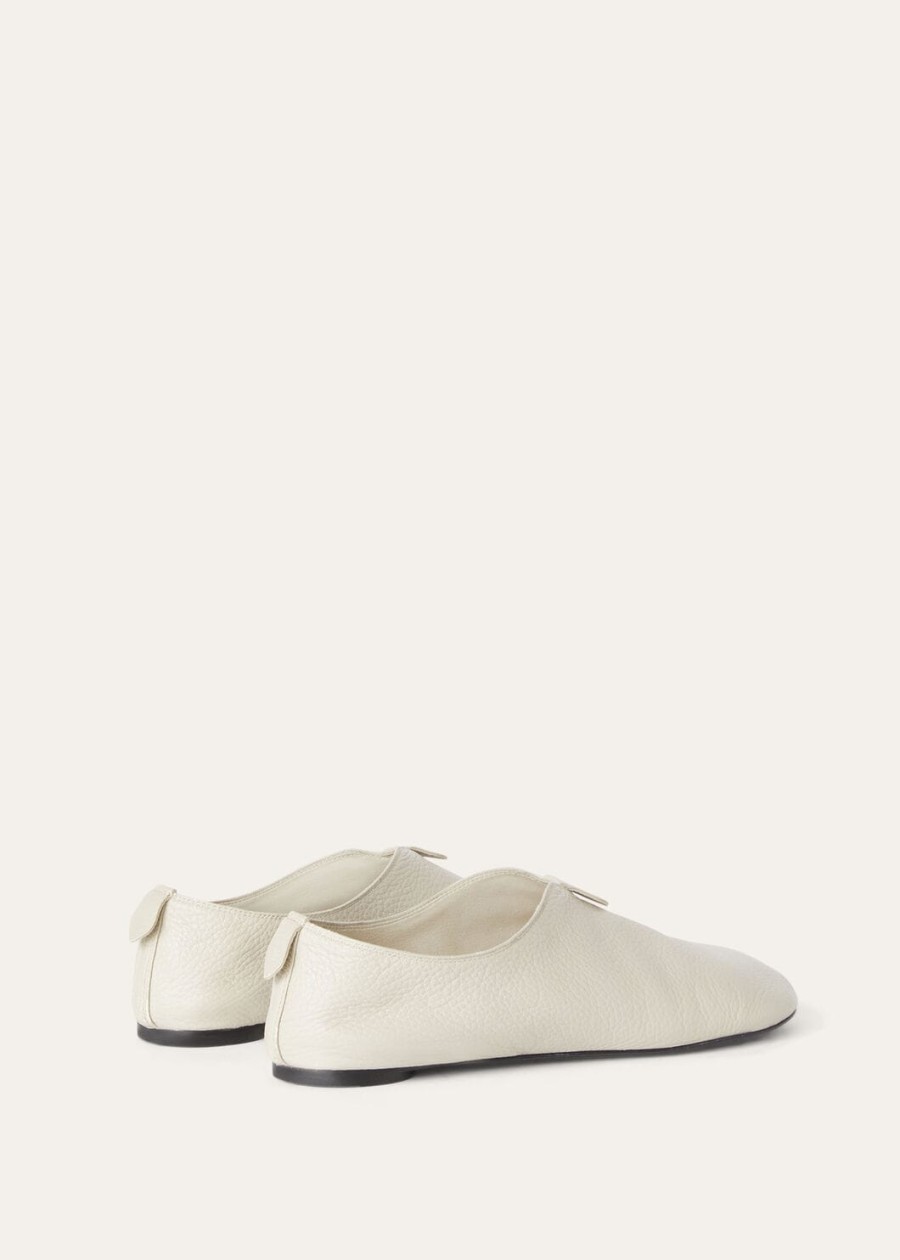 furscuri en crèmekleurige suède platte loafers