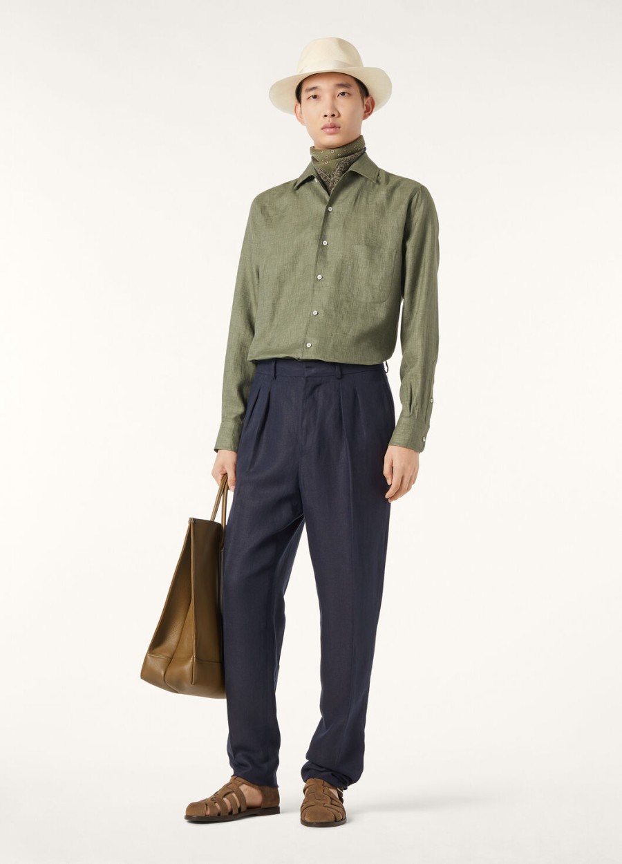 andre shirt in een groen landschap