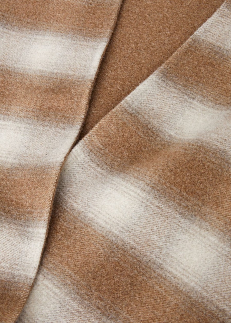tartan wish poncho van kasjmier scheerwol licht camelkleurigantiek papier