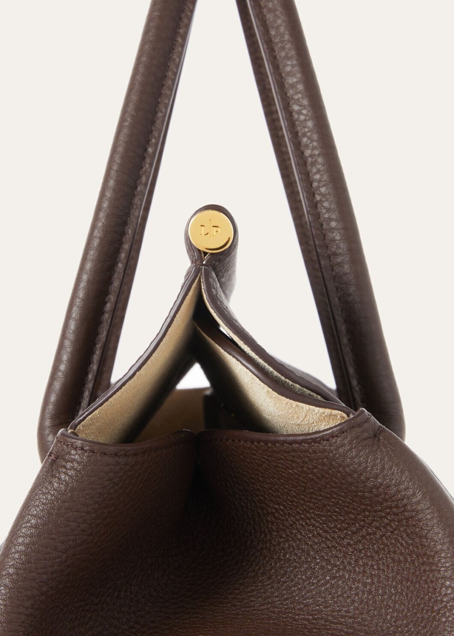 loom bag l32 van generfd kalfsleer donkerbruinzonnegoudkleurig.