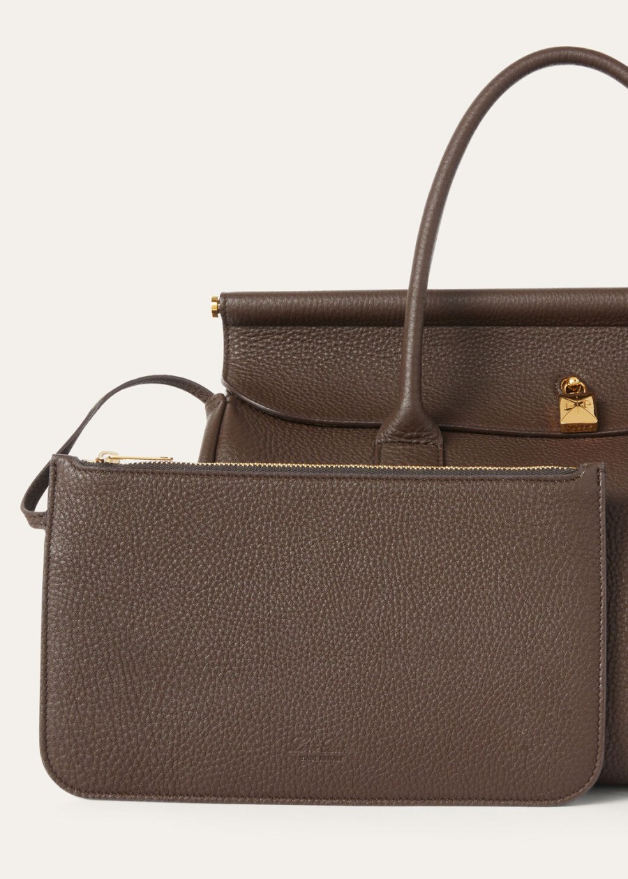 loom bag l32 van generfd kalfsleer donkerbruinzonnegoudkleurig.