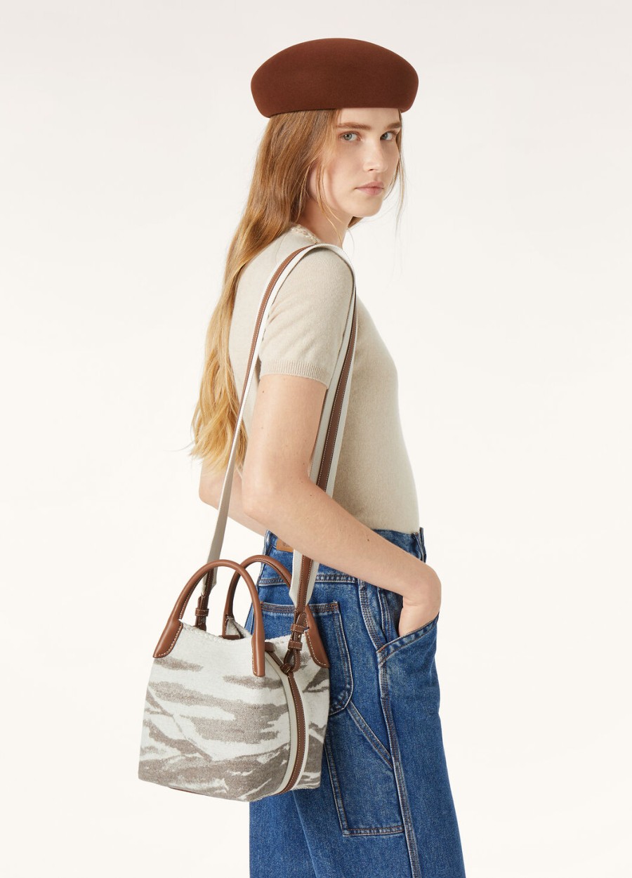 kleine tas van kasjmier scheerwol in de kleuren misty greywinter pebbleturquoisesun gold