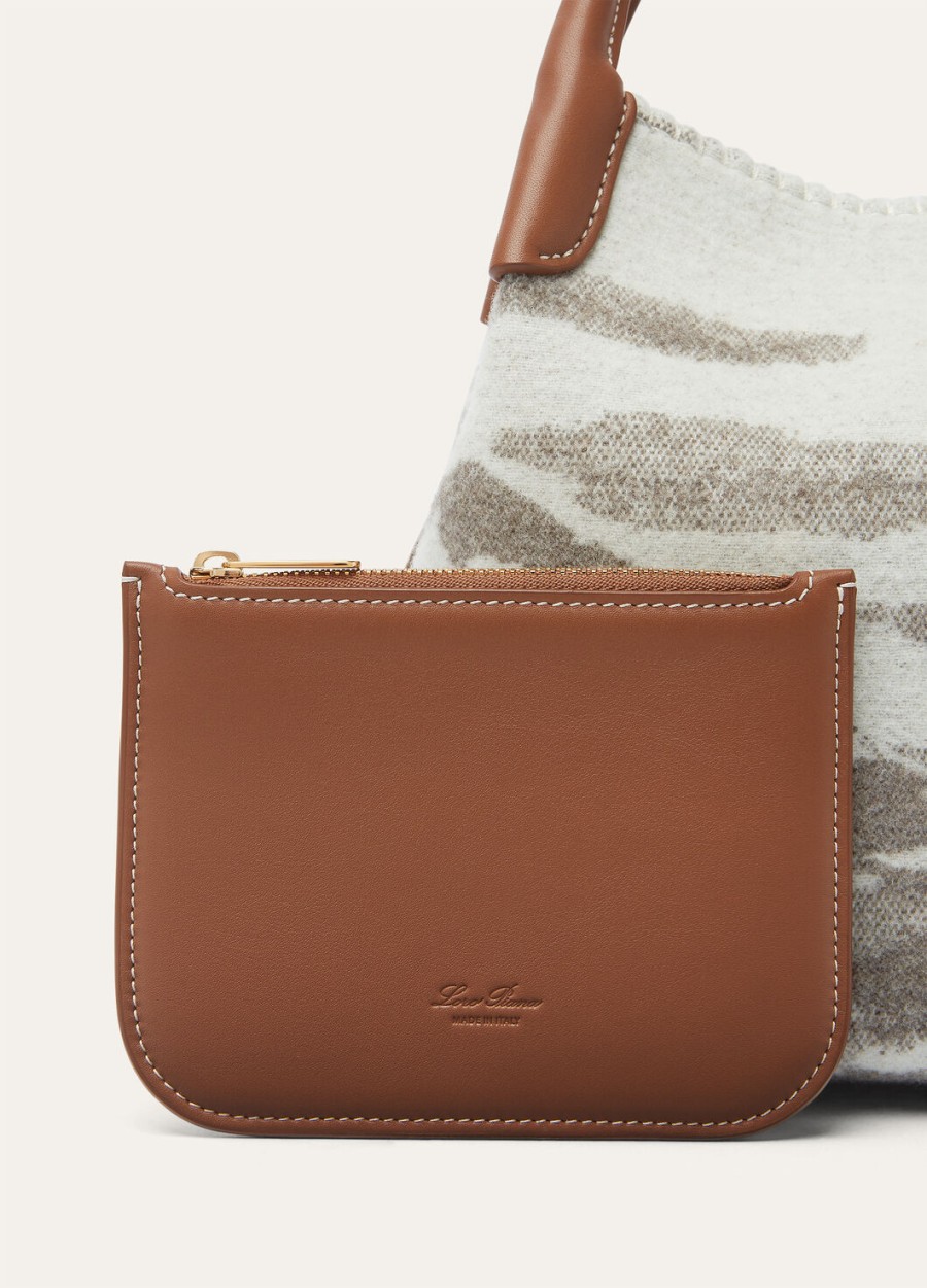 kleine tas van kasjmier scheerwol in de kleuren misty greywinter pebbleturquoisesun gold
