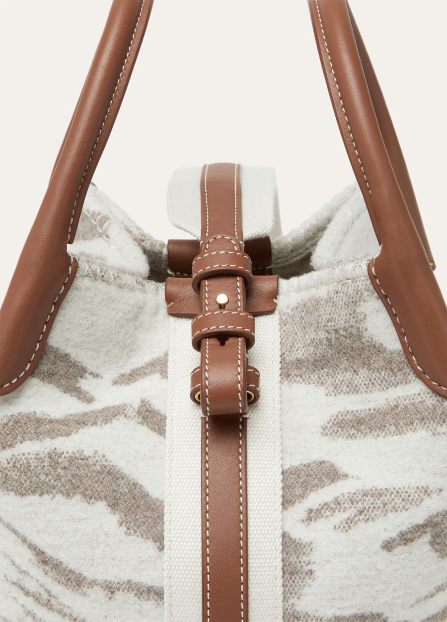 kleine tas van kasjmier scheerwol in de kleuren misty greywinter pebbleturquoisesun gold